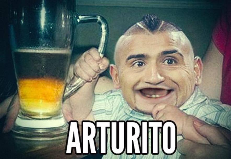 Un piccolo Arturo con una grande pinta di birra...